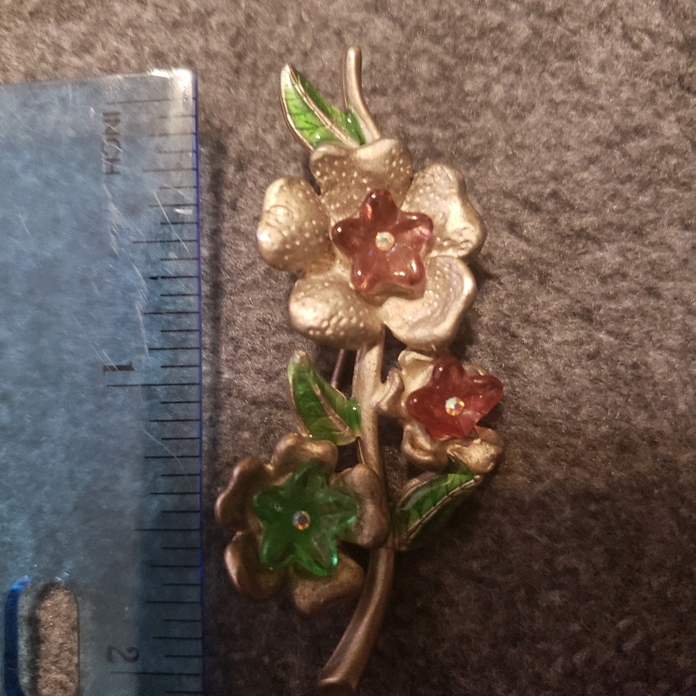 Pin flowers silvertone and colored plastic